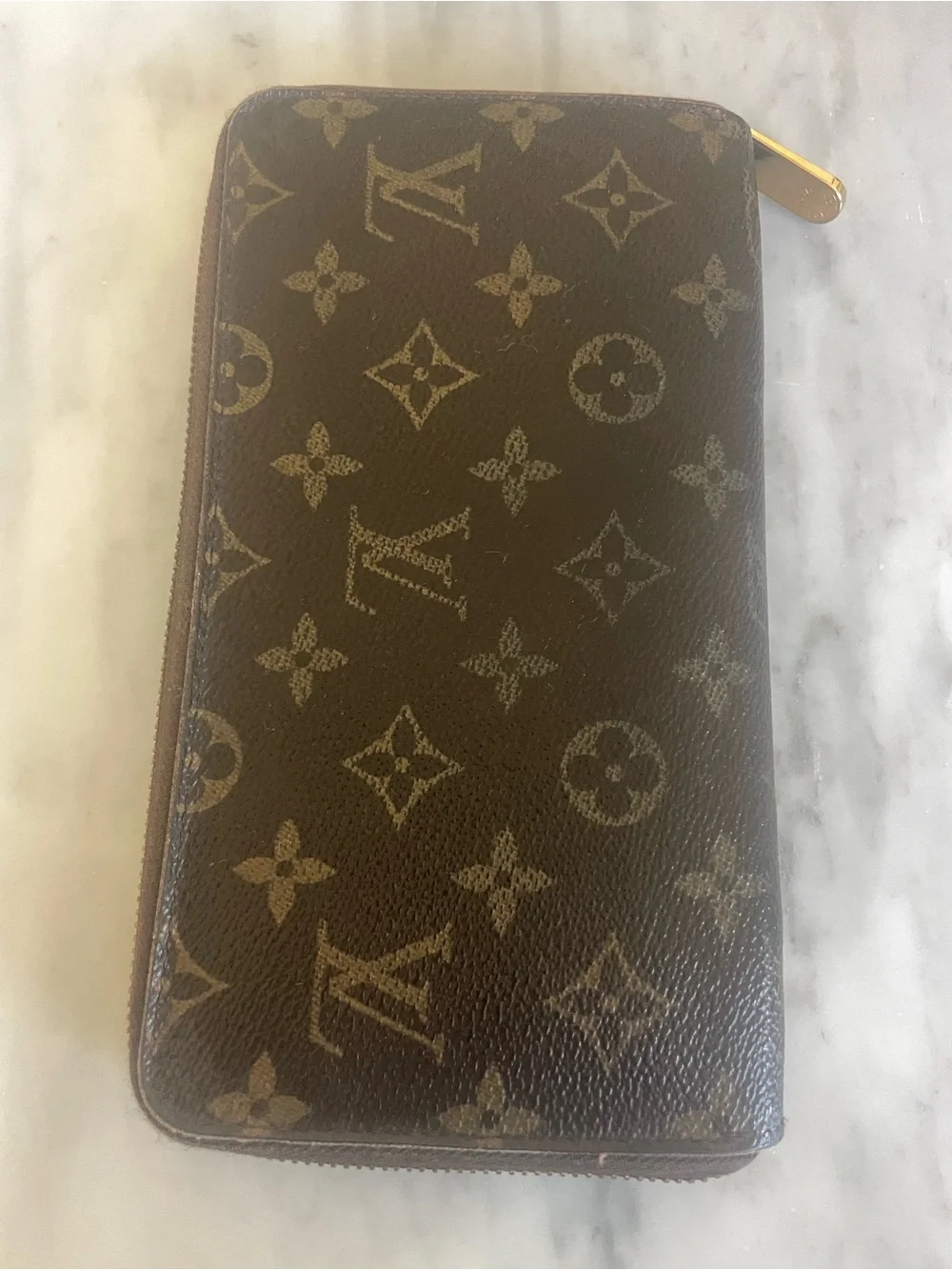 🌸authentic Louis Vuitton organizer wallet. Fits passport